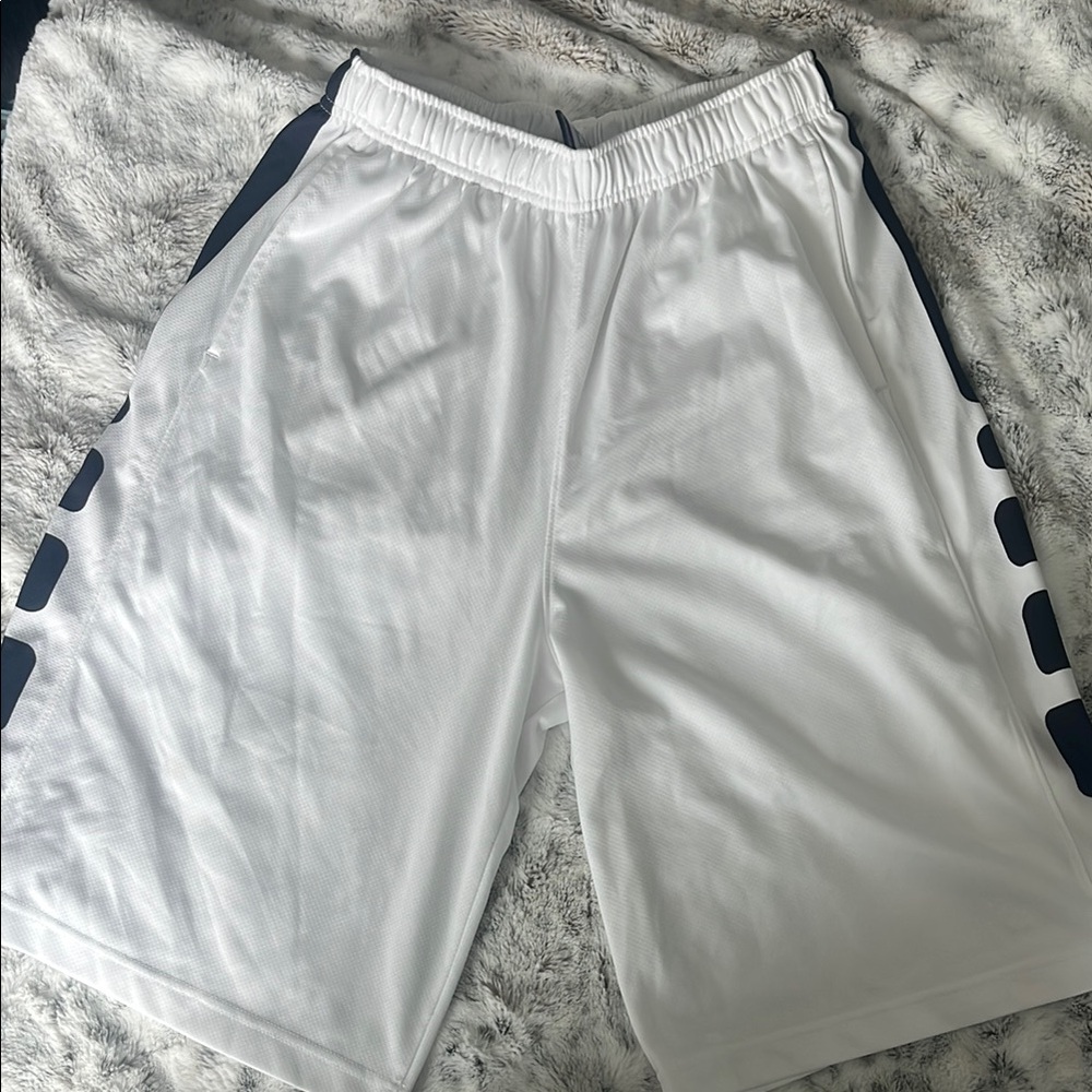 White and Black Boy’s Nike Elite Basketball Shorts, Boys size XL